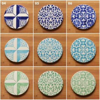 Azulejos redondos decorativos com padrões geométricos e florais em azul, branco e verde