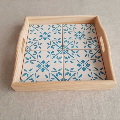 Tabuleiro de madeira com azulejos decorativos azuis e brancos