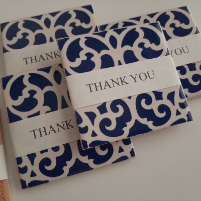 Envelopes decorativos azul e branco com a frase THANK YOU escrita na faixa central.