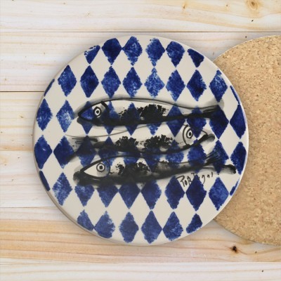 Prato redondo de cerâmica com losangos azuis e três peixes pintados