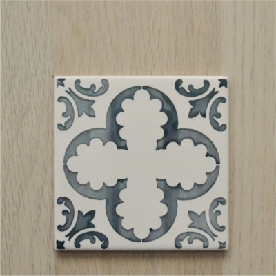 Azulejo cerâmico quadrado com padrão floral cinzento