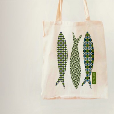Saco de pano branco com estampa de três peixes coloridos e etiqueta 'portugal'