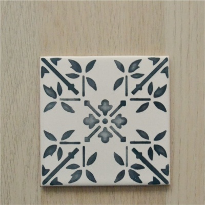 Azulejo quadrado branco com padrão geométrico preto e folhas