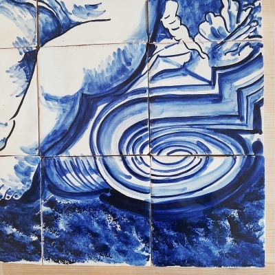 Conjunto de azulejos decorativos azuis e brancos sobre madeira