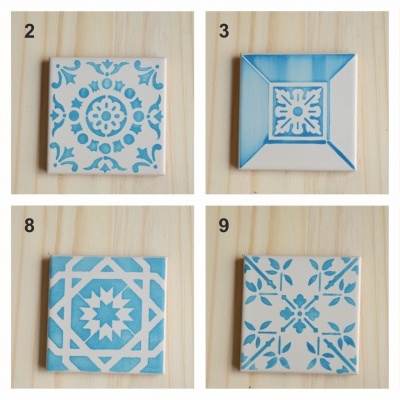 Azulejos quadrados em azul e branco com vários padrões decorativos diferentes.