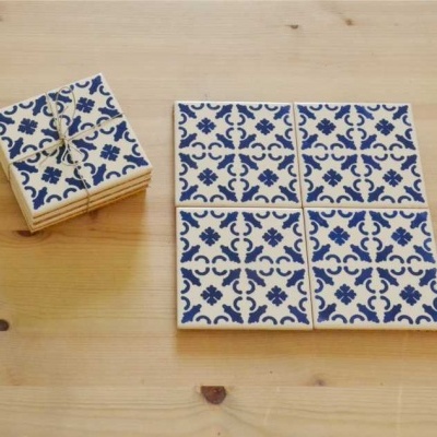 Conjunto de azulejos decorativos azuis e brancos em madeira