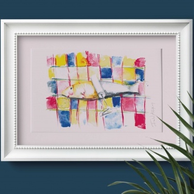 Pintura abstrata colorida em moldura branca contra parede azul escura com planta verde