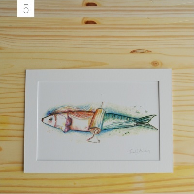 Ilustração de peixe com carretel e rodela de madeira emoldurada sobre madeira clara