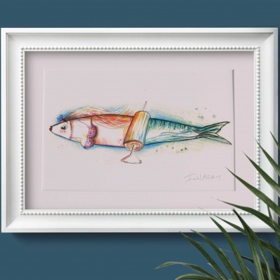 Quadro com ilustração colorida de peixe com cone de gelado na parede azul e planta verde