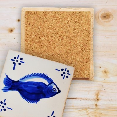 Bases para copos em cortiça e cerâmica com desenho azul de peixe e flores