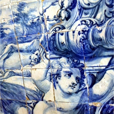 Azulejos decorativos azuis e brancos com anjos e cavalos