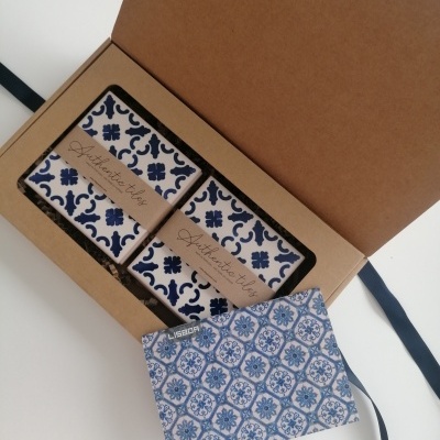 Caixa aberta com duas caixas e embalagem de tecido com padrões azuis e brancos