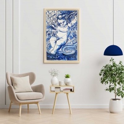 Quadro azul e branco com anjo numa sala decorada com cadeira, mesa e plantas.