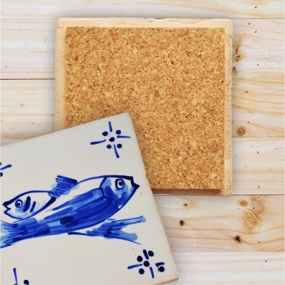 Conjunto de descansos de copos em cortiça e cerâmica com pintura de peixes azuis