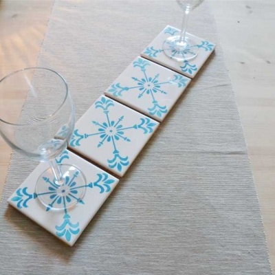 Conjunto de azulejos azuis e brancos com taças de vidro em cima