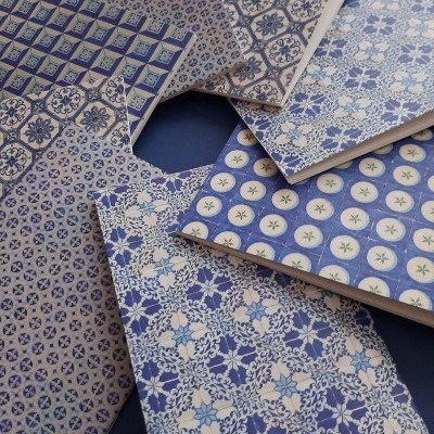 Cadernos com capas padrão azulejos azul e branco