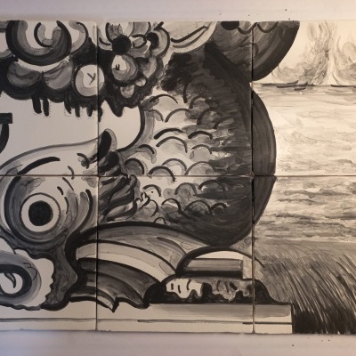 Pintura em preto e branco de um peixe em painéis retangulares com fundo abstrato