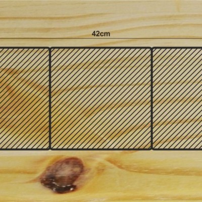 Placa de madeira com secções retangulares demarcadas e medidas em centímetros