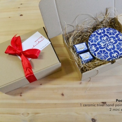 Conjunto caixa presente com trivet cerâmico azul e branco e mini sabonetes