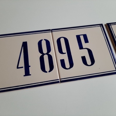 Placa cerâmica decorativa com números 4895 em azul escuro e borda azul