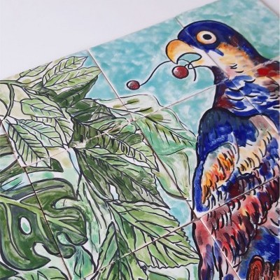 Painel de azulejos com pintura de pássaro e folhas