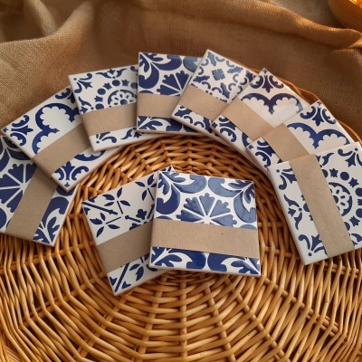 Conjunto de pratos cerâmica azul e branco sobre cesta de vime