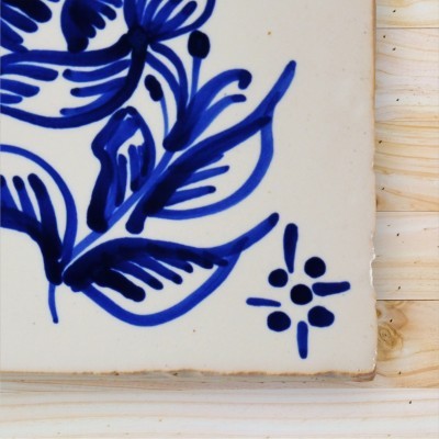 Azulejo cerâmico com padrão floral azul e branco