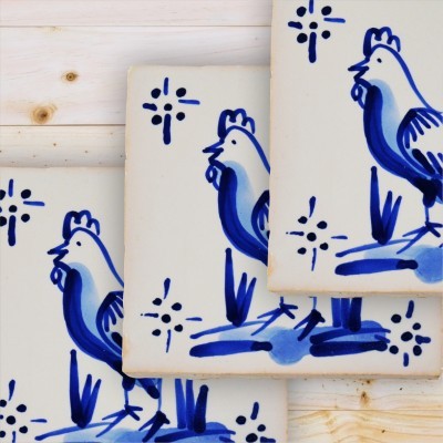 Placas de cerâmica com desenho azul de galinha sobre fundo branco