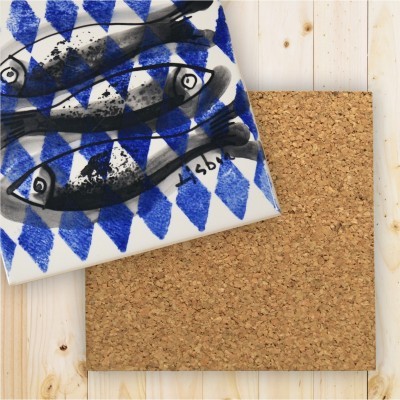 Tabuleiro quadrado decorativo com base em cortiça e padrão de peixes azuis e pretos sobre fundo branco