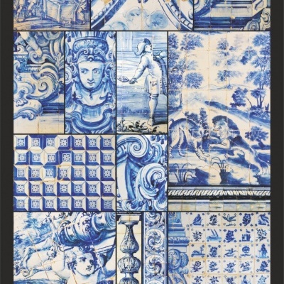 Painéis de azulejos portugueses azuis e brancos com decoração tradicional