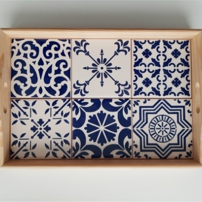 Tabuleiro de madeira com azulejos azuis e brancos decorativos em padrões diferentes