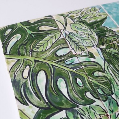 Azulejos cerâmicos com padrão de folhas verdes detalhadas