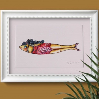 Quadro com desenho de figura peixe-pessoa em moldura branca sobre parede castanha