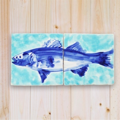 Dois azulejos com desenho azul de peixe sobre fundo turquesa