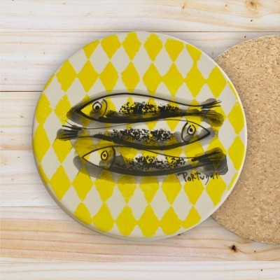 Prato redondo de cerâmica com padrão amarelo e desenho de três peixes e palavra PORTUGAL