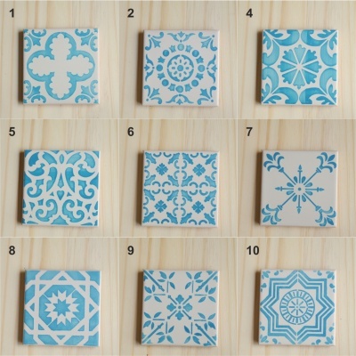 Azulejos quadrados azuis e brancos com padrões decorativos, numerados de 1 a 10