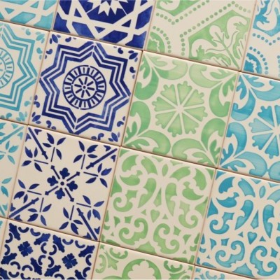 Azulejos cerâmicos coloridos com padrões geométricos e florais em azul, verde e branco