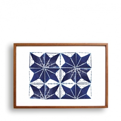 Quadro com moldura de madeira castanha e padrão geométrico azul e branco