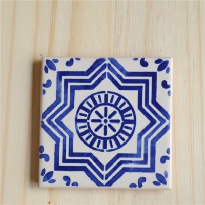 Azulejo cerâmico branco com padrão azul geométrico