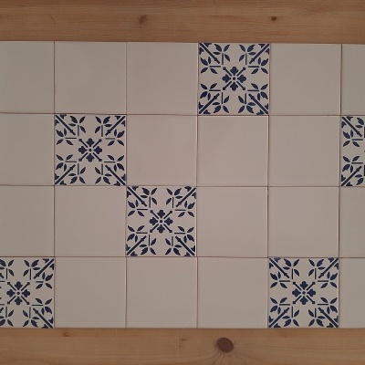 Azulejos quadrados brancos com padrões florais azul escuro