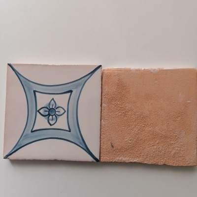 Azulejos, um decorativo em azul e branco e outro castanho com textura áspera