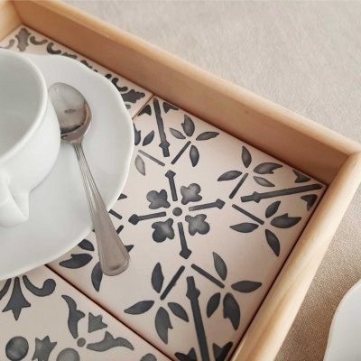 Bandeja de madeira com azulejos e chávena branca com colher