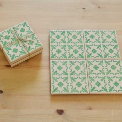 Conjunto de azulejos quadrados com padrão verde em madeira clara