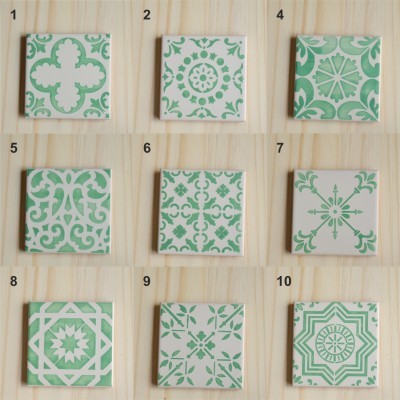 Dez azulejos quadrados com padrões verdes em fundo branco sobre madeira clara, numerados de 1 a 10.