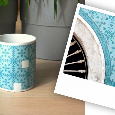 Caneca com padrão azul de azulejos e foto Polaroid ao lado