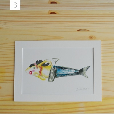 Ilustração de sereia com cocktail em moldura branca sobre madeira clara