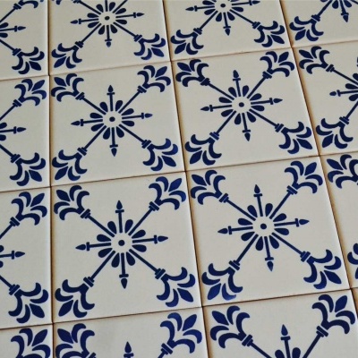 Azulejos brancos com padrão azul tradicionais