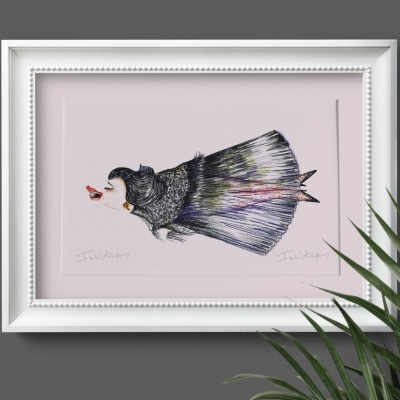 Ilustração emoldurada de menina com vestido e objecto vermelho numa parede cor-de-rosa