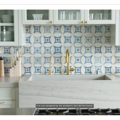 Cozinha branca com azulejos azuis e brancos e detalhes dourados