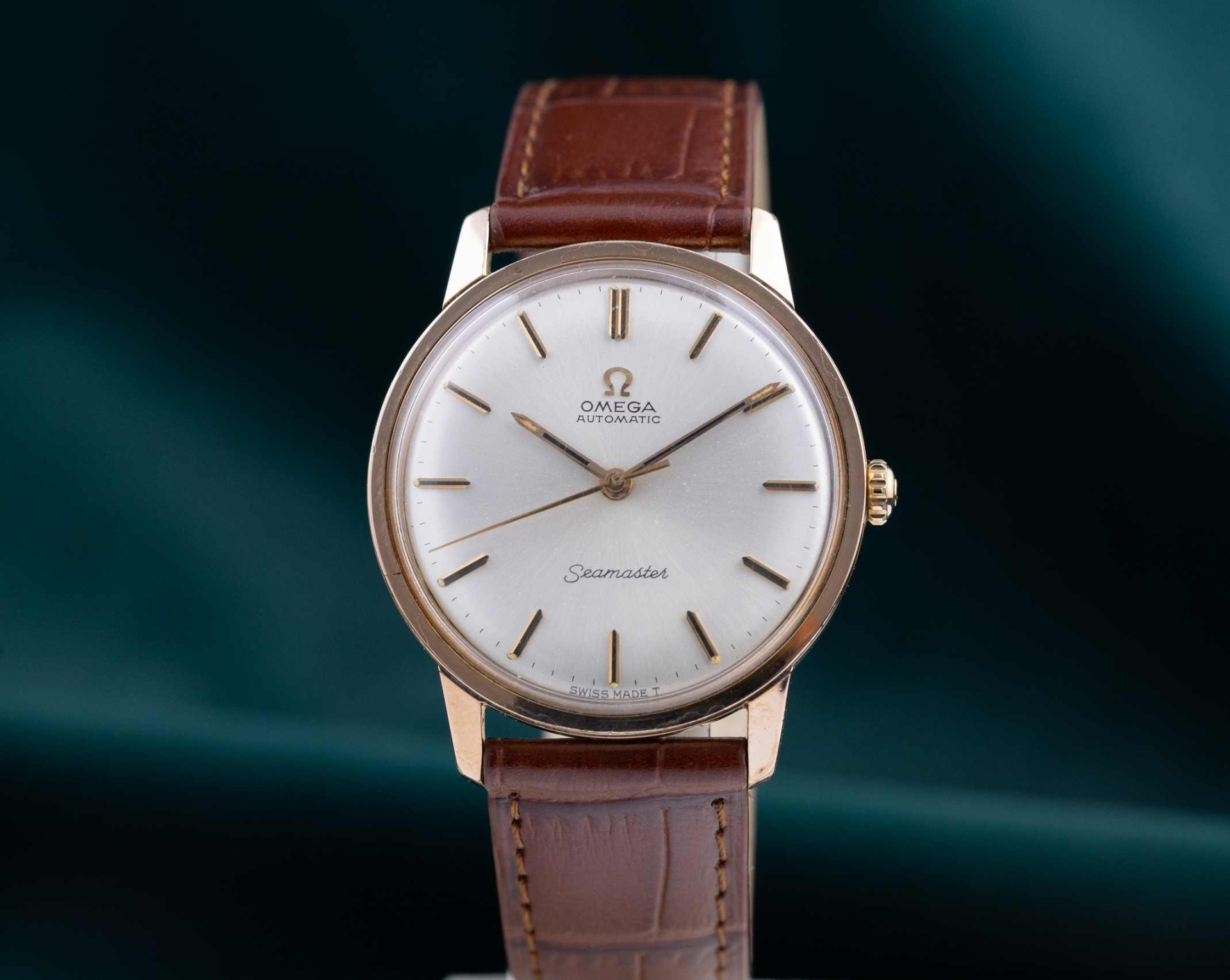 Omega Seamaster 165.002 Gold-Plated Automatic Watch (1960s) Relógio Omega Seamaster automático com pulseira de couro castanha e mostrador branco